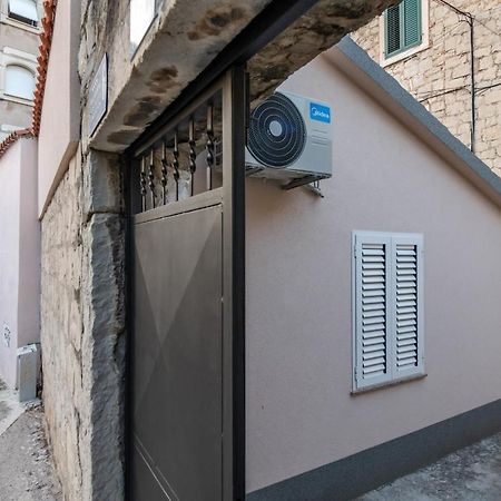 Modesty Split Exterior foto