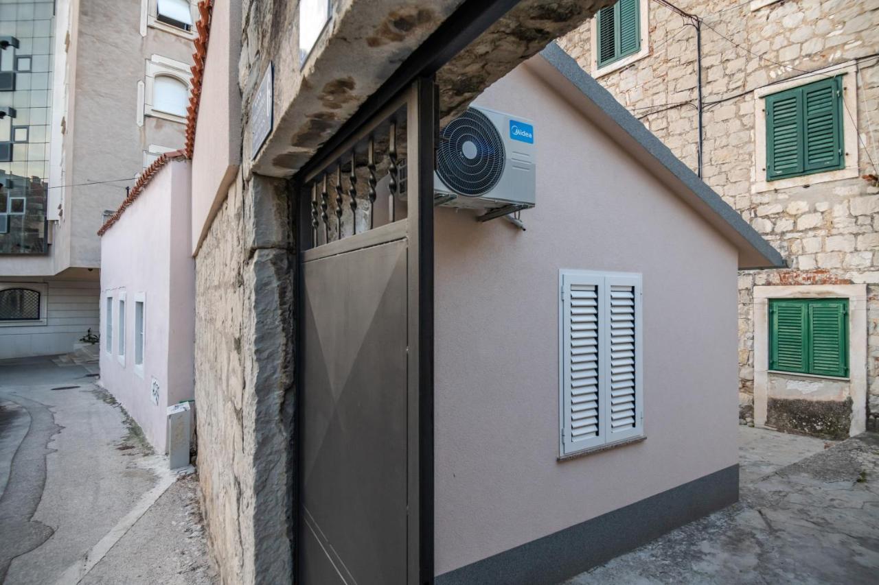 Modesty Split Exterior foto